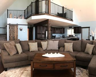 Immaculate Garden City Cabin - Stunning Bear Lake Views - sleeps 14!! - Garden City - Living room