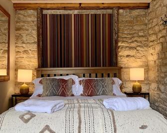 The Coach House and The Stable - Stroud - Bedroom