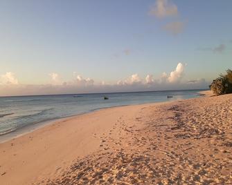 Blue Breeze on Grand Turk - Classic Beach House, Modern Space - Cockburn Town - Beach