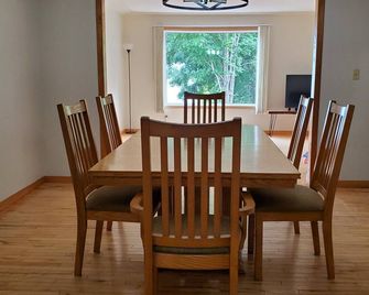 Large farmhouse style cottage located on three acres of waterfront property. - Goulais River - Dining room