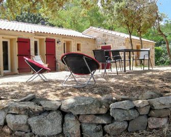 Maison Charmante Avec Jacuzzi Et Vue Sur Montagne A Sartene - Sartène - Binnenhof