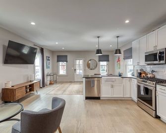 3 Bedroom Greek Revival Cottage Walk to Big House - Ann Arbor - Kitchen