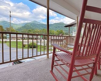 Castlewood Inn - Maggie Valley - Balkong