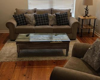 Unique cabin on the scenic Bon Secour River - Foley - Living room