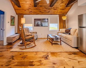 Lake George Luxury Cabin (2 bed/1 bath) - Lake George - Living room