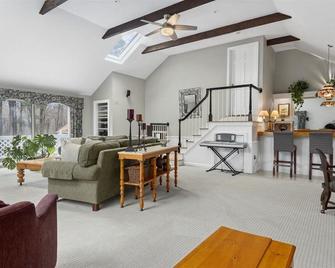 Gorg 6KSF w lrg pool, sleeps 12, 4.5 baths, rec room w bar, pool table & darts - Walpole - Living room