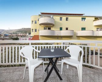 Awesome Apartment In Kastel Luksic - Kastela - Balcone