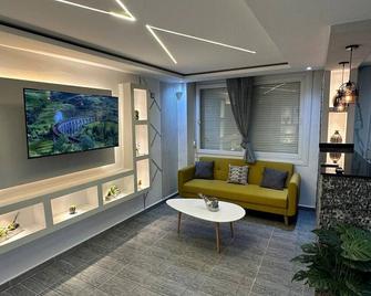 Take it Easy at This Unique & Tranquil Getaway. Rest and Enjoy Your Stay With us - Bejaia - Living room