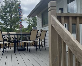 'The Look Out' unit 4; 3 bdm apartment on the Lake, private deck. - Geneva - Balcón