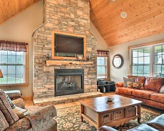 Mountain-View Franklin Retreat Near Hiking! - Franklin - Wohnzimmer