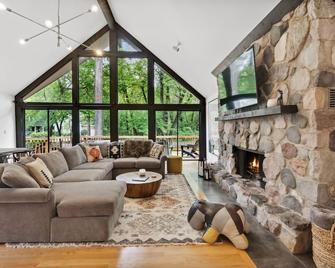 Modern A-Frame Cabin + Hot Tub + Golf Cart. Amenities Galore! - Fontana-On-Geneva Lake - Sala de estar