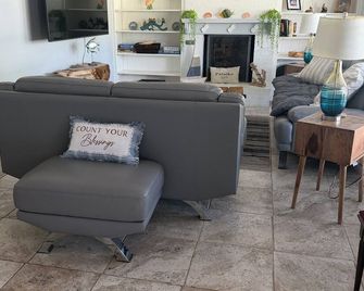 Charming 3-bedroom house with WiFi in peaceful downtown Palatka near river. - Palatka - Wohnzimmer