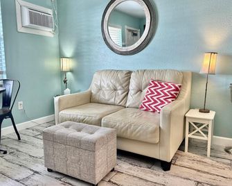 Chateau 5W Beachfront Bliss: Stylish Condo in Belleair Beach - Belleair Beach - Living room