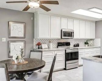 Charming 4-bedroom house in Peralta. Sit outside and enjoy the beautiful Sunset - Peralta - Cocina