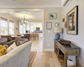 Good Day Sunshine by Seabrook Hospitality - Pacific Beach - Living room