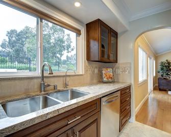 Weekly & Monthly discounted rates, book now! - Mission Viejo - Kitchen