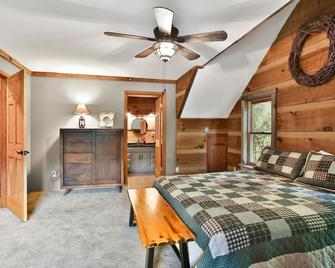 Cabin+Bunkhouse Sleeps 25 near Lou/Lex Like-New! - Shelbyville - Bedroom