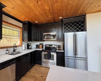Classic Muskoka Getaway - Hot Tub, Private Beach, Firepit & View! - Port Carling - Kitchen