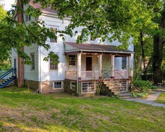 Relax in Style at Historic Modern on Main With Modern Amenities & Wooded Views - Stone Ridge - Building