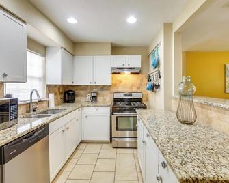 Welcoming Home about 6 Mi to Downtown San Antonio! - San Antonio - Kitchen
