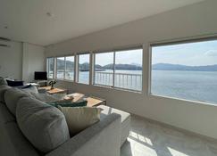 House with Ocean view good for 8 PPL Free WiFi - Suo-Oshima - Pokój dzienny