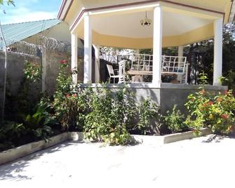 Souvenir House: 4br, Wifi, TV, AC, 24h elect, Fridge... - Petionville - Patio