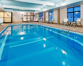 Holiday Inn Express & Suites York Ne - Market Street - York - Bể bơi