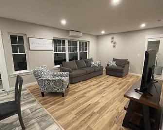 New ranch on RIVER with spectacular views - Brewer - Living room