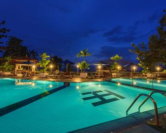 Hotel Topaz - קאנדי - בריכה