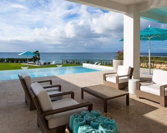 10,000 square feet of exquisite modern living with direct beach access - West End Village - Piscina