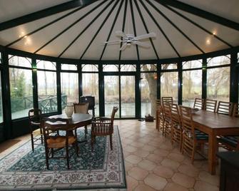 A Norman riverside haven of peace, less than 1 hour from Paris - Pacy-sur-Eure - Restaurante