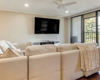 1 Mi to Millyard District: Unit w/ Furnished Porch - Manchester - Living room