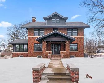 Gorgeous 5-bedroom, remodeled, historic home in Cedar Falls - Cedar Falls - Gebouw