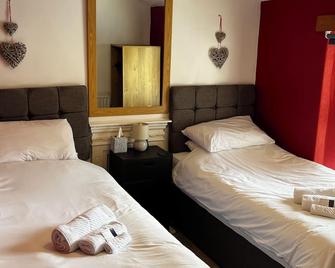 Charming 2-bed Cottage in town centre - Douglas - Bedroom