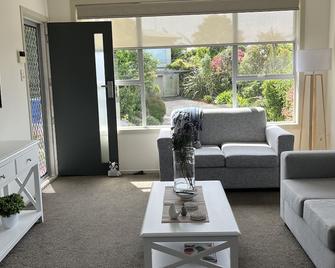 Hidden Gem on the hill - Beautiful modern unit suitable for families. - Waitara - Living room