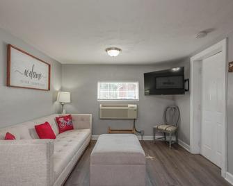 Children's Dream House! Walk to the Beach! - Norfolk - Living room