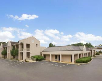 Days Inn by Wyndham Alexander City - Alexander City - Building
