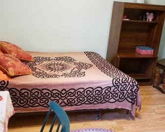 3 min walk from McMaster, tall-basement 2brm apartment - Hamilton - Wohnzimmer