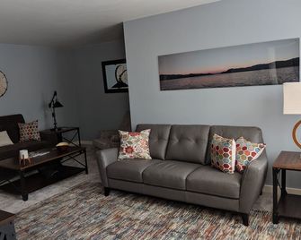 Cozy Townhouse 6 Blocks From Downtown Sandpoint. Quiet, Friendly Neighborhood. - Sandpoint - Living room