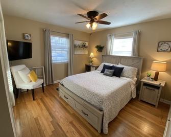 Bays Mountain Getaway Cottage - Kingsport - Bedroom