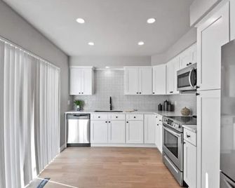 Newly Renovated Two-Story Townhouse w/Two Car Garage Close to the Mountains - Littleton - Cocina