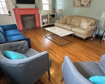 3-bedroom house 0.5 mile from downtown Elkin in the heart of Yadkin Wine Country - Jonesville - Wohnzimmer