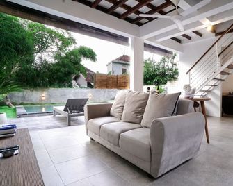 The Lumbung Wood Villa - North Kuta - Stue