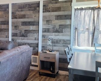 Quaint, two bedroom cabin, On Lake Quinault.' - Amanda Park - Sala de estar