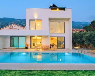 Villa Neo with Jakuzi,indoor pool,sauna and floor heating - 費特希耶 - 游泳池