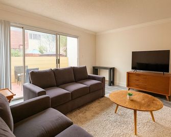 Spacious 2br Townhouse - 3 Queens - Sleeps 8 - Redondo Beach - Obývací pokoj