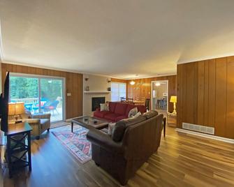 Lake Hartwell Cottage close to Tugaloo State Park - Lavonia - Living room
