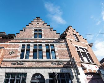 Les Camuches de la banque - Doornik - Gebouw