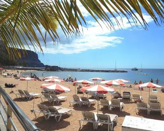 Puerto De Mogan Harbour 371 by El Sirocco - Mogán - Strand