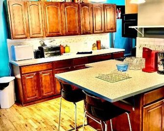 Downtown 2br Sleeps 8 Historic 1911 - Fort Scott - Kitchen